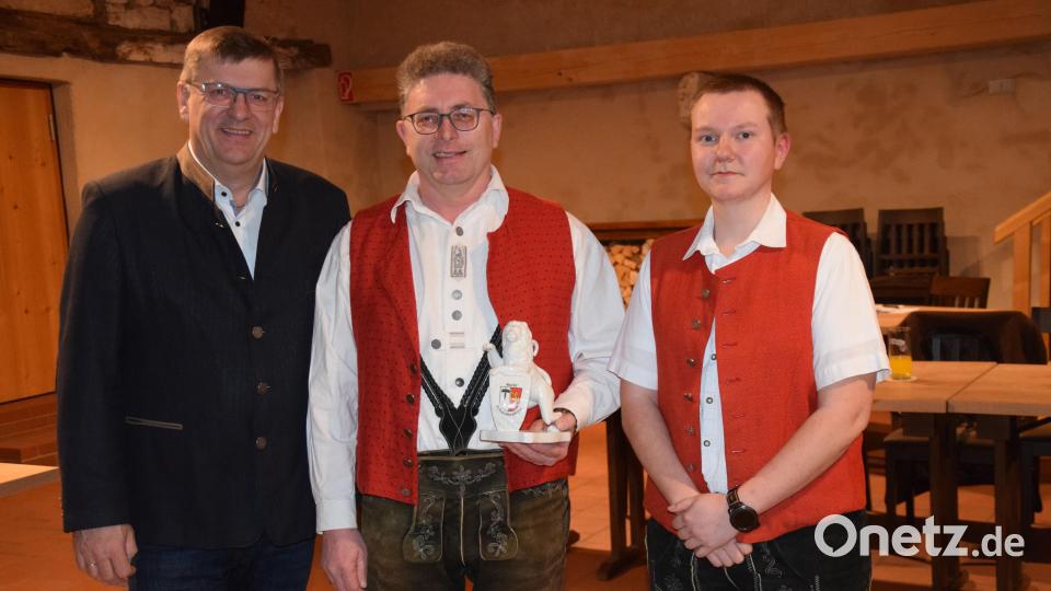 Nach 27 Jahre gibt Richard Fischer (Mitte) das Amt des Vorsitzenden ab. Zu seinem Nachfolger wurde Andreas Preußl (re.) gewählt. Dazu gratulierte Bürgermeister Peter Braun. Bild: bö