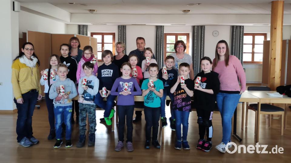 Voller Stolz zeigen die Kinder ihre Werke. Bild: Magdalena Mensch/exb