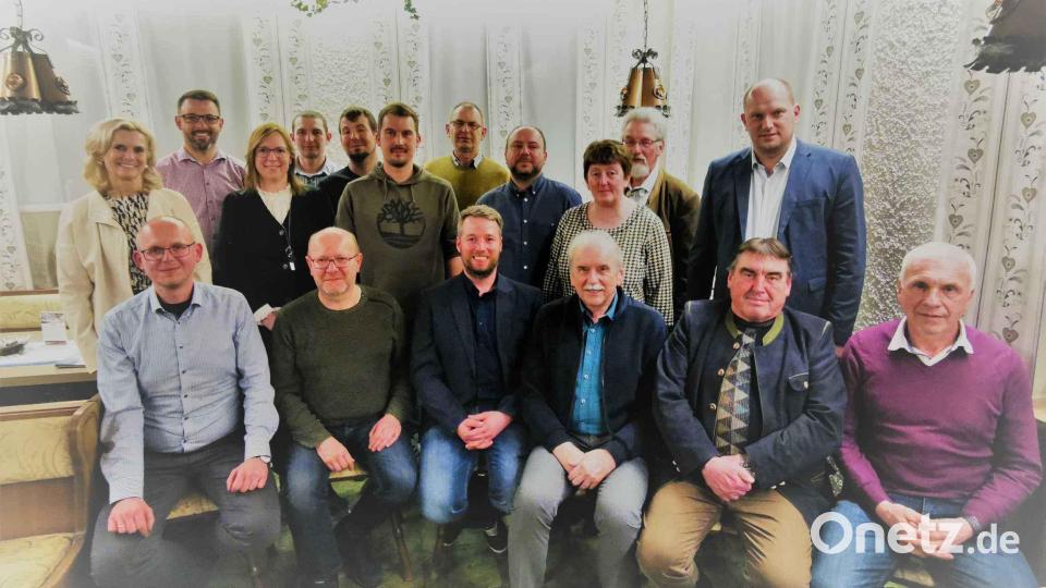 Vorsitzender Wolfgang Voit mit seinen Stellvertretern Robert Brenner, Andreas Karl (vorne, von links) und Thomas Kleber danken den Gewählten und treuen Mitgliedern für die Unterstützung. Bild: gz