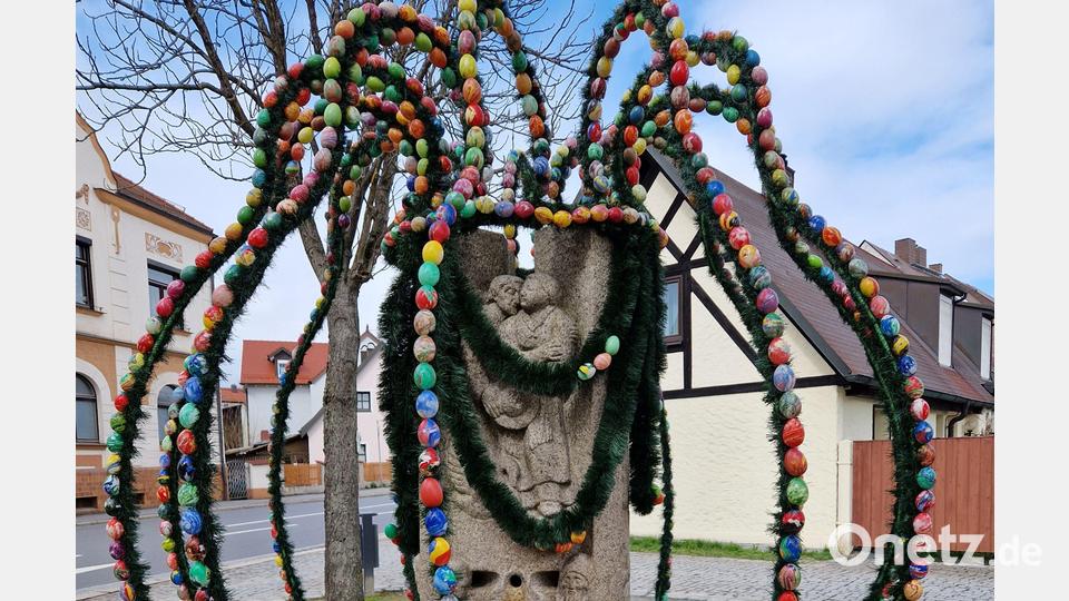 Osterbrunnen zieren die Stadt Waldsassen, wie hier an der Egerer Straße. Bild: hmr