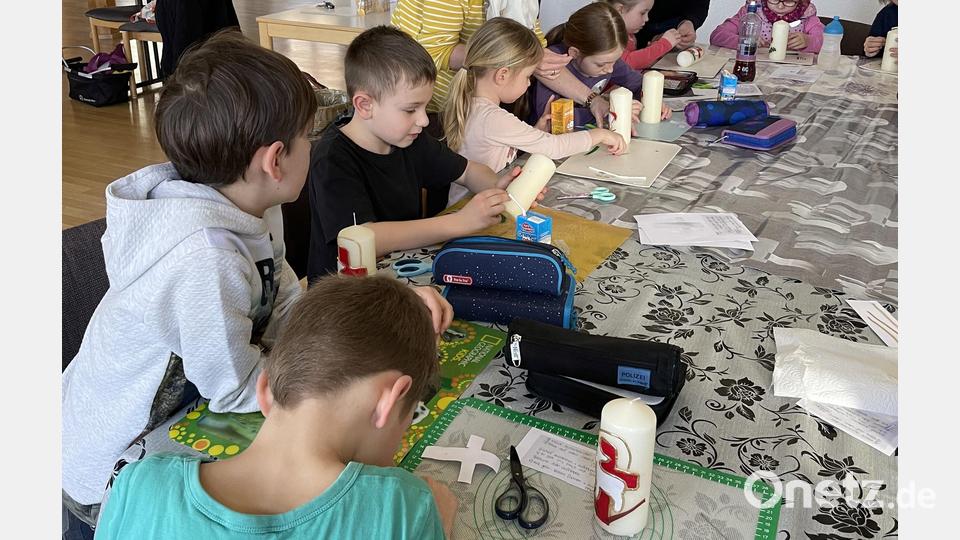 Die Kinder basteln fleißig an den Kerzen. Bild: Magdalena Mensch/exb
