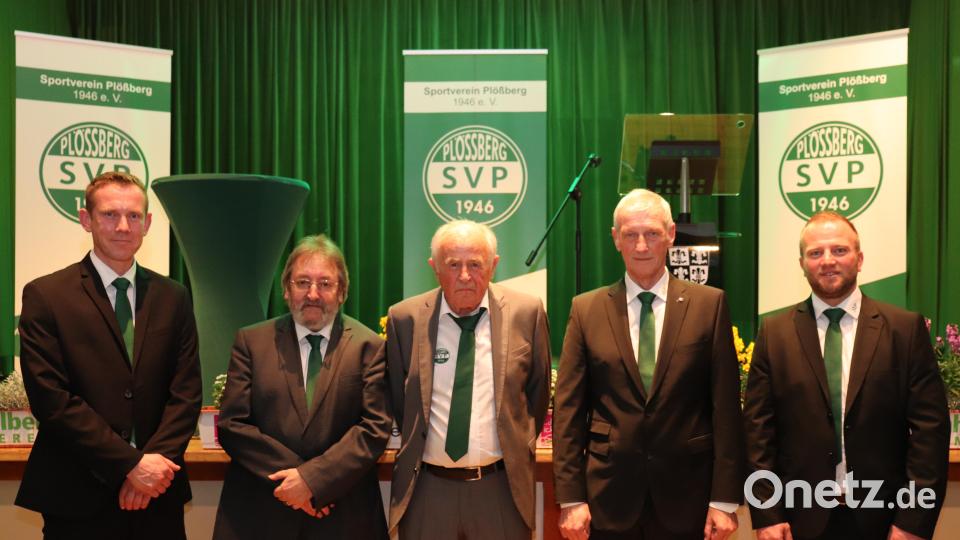 Vorsitzender Uwe Hecht (rechts) und sein Stellvertreter Dominik Zölch (links) freuten sich, Rudolf Gebert, Rainer Böckl und Manfred Zölch (von links) mit besonderen Ehrungen auszeichnen zu können. Bild: flt