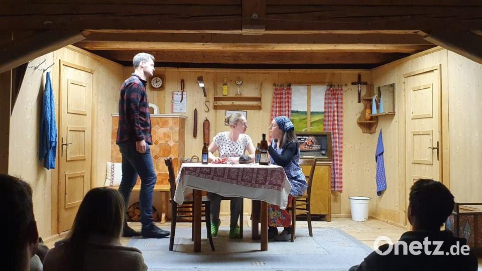 Viel Applaus bekamen die Darsteller der Landjugend Weidenthal für ihre Theateraufführung vom Stück „Jetzt hamma den Salat“, welche ein voller Erfolg war. Bild: P. Kirchberger/exb