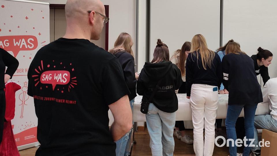 Die Jugendlichen bringen Ihre Wünsche zu Papier Bild: Sabine Weber/exb