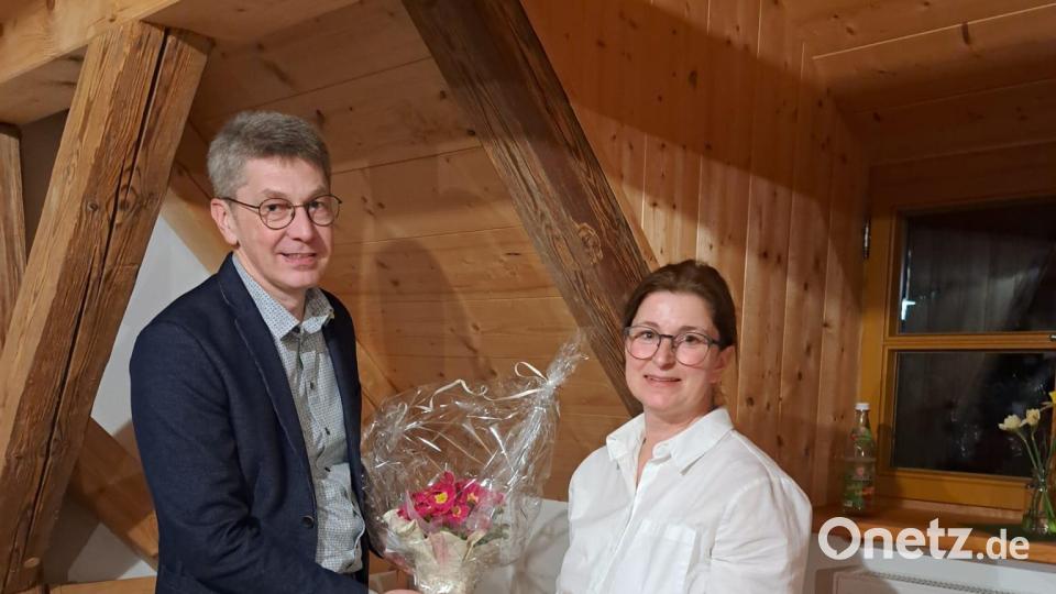 1. Vorsitzender Markus Kurz bedankt sich bei Kräuterpädagogin Jeanette Ring für den sehr anschaulichen Vortrag. Bild: T. Kurz/exb
