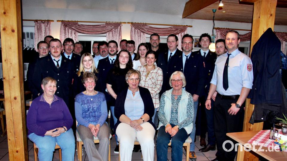 Die neu gewählte Führungsriege, die Jubilare und Empfänger von Leistungsabzeichen. Vorne sitzen vier Mitglieder der ersten Damenwehr in der Gemeinde Etzelwang, (von links) Margot Zinnbauer, Siglinde Luber, Karin Ertel und Christa Wagner. Bild: ds