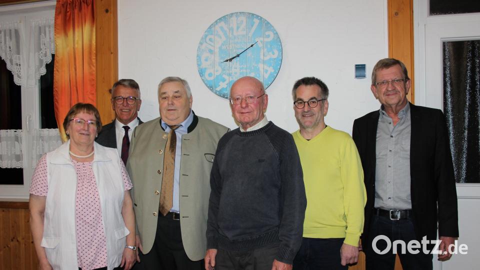 Ehrungen für langjährige Vereinsmitglieder bildeten einen weiteren Höhepunkt der Jahreshauptversammlung. Im Bild: (von links) Hermine Wermuth, Bürgermeister Franz Stahl, Vorsitzender Rudi Schmidt, Hans Schiedeck, Stefan Werner, Vorsitzender der Sängergruppe Wiesau, und Dritter Bürgermeister Norbert Schuller. Bild: heb