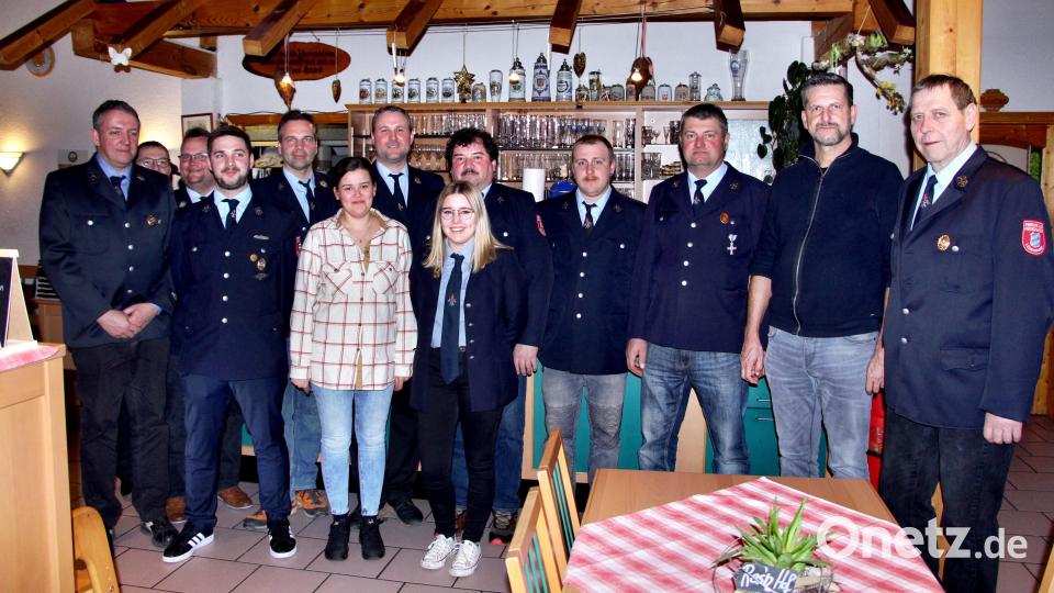 Kommandanten und Vorstand nach der Wahl zusammen mit (von rechts) dem ausgeschiedenen Vorsitzenden Erwin Grötsch, Bürgermeister Roman Berr, Mathias Schuhmann, Zweitem Vorsitzenden Patrick Beierlein, Robert Vogel, Kassiererin Theresa Vogel, Markus Wagner, Schriftführerin Sophie Vogel, dem neuen Vorsitzenden Gerd Ertel, Zweitem Kommandant Adrian Lutter, Kommandant Daniel Lobewein, Kreisbrandmeister Christian Meyer und Jörg Luber. Bild: ds