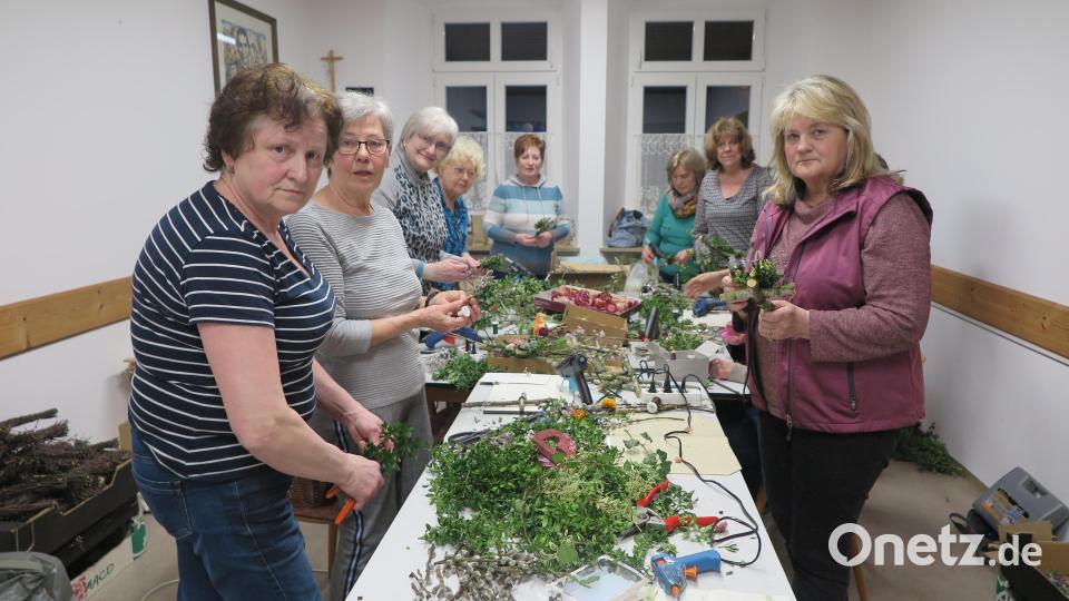 Viele kreative Ideen haben die fleißigen Frauenbund-Mitglieder beim Basteln für die traditionelle Verkaufsaktion am Palmsonntag. Bild: jzk