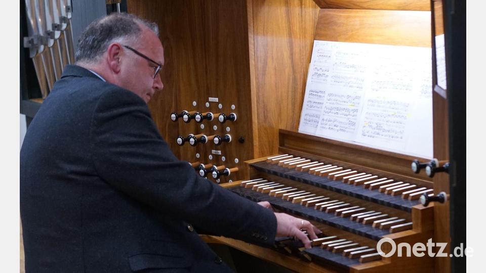 Bernhard Müllers an der voluminösen Orgel im Festsaal. Bild: Hösl/Kober (MRG)/exb