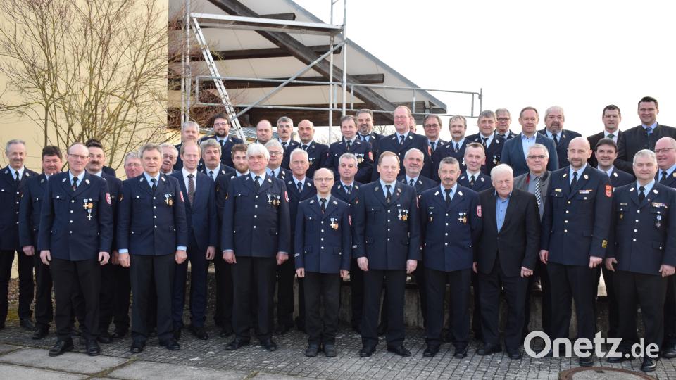32 Feuerwehrleute des Bereiches Nord wurden mit dem Ehrenzeichen des Freistaates Bayern in Gold für 40-jährige aktive Dienstzeit ausgezeichnet. Die Auszeichnung überreichten Landrat Thomas Ebeling, KBR Christian Demleitner, die Bürgermeister der Gemeinden und die zuständigen Kreisbrandmeister. Bild: bnr