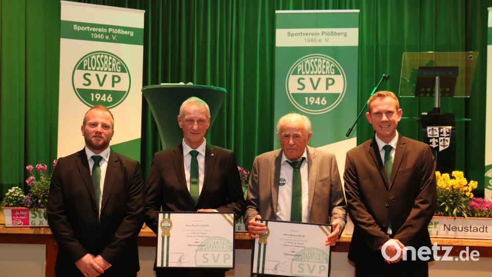 SV-Vorsitzender Uwe Hecht (links) und sein Stellvertreter Dominik Zölch (rechts) ernannten Manfred Zölch und Rainer Böckl (von links) für ihre großen Verdienste für den Verein und für die Tätigkeit als Vorsitzende zu Ehrenvorsitzenden. Bild: flt