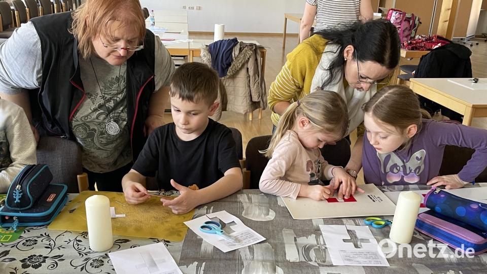 Die Kinder arbeiten hoch konzentriert, um schöne Osterkerzen entstehen zu lassen Bild: Magdalena Mensch/exb