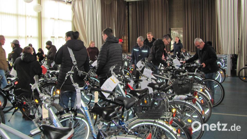 Wer ein schönes passendes Fahrrad finden wollte, muss bei der Radbörse der SPD und SPD-Frauen schnell sein und sich gleich nach der Öffnung der Mehrzweckhalle sein Wunschrad schnappen, so groß war der Andrang. Bild: sei