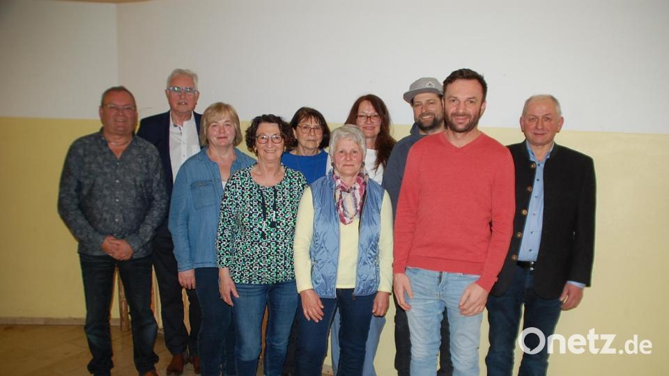 Einen neuen Vorstand wählt die Siedlergemeinschaft Freudenberg (von links): Erster Vorsitzender Berthold Ries, Zweiter Vorsitzender Karl Schurz, Ingrid Riß, Frauenbeauftragte Anne Jakubowicz, Kassenverwalterin Lia Hierl, Gitte Freundorfer, Schriftführerin Andrea McAllister, Manuel Ries, Dieter Bodensteiner und Zweiter Bürgermeister Franz Weiß. Bild: Berthold Ried/exb