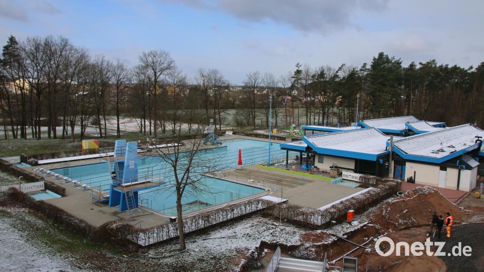 Der Turm der Wasserrutschen bietet ein wunderschönes Panorama über das Waldbad. Bild: sne