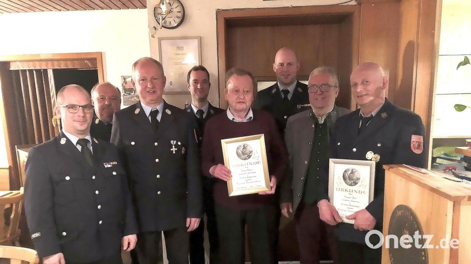 Bei der Jahreshauptversammlung, zu der die Feuerwehr Wiesau nach Muckenthal eingeladen hatte, wurden verdiente Mitglieder geehrt. Mit im Bild Kreisbrandrat Andreas Wührl (Zweiter von links). Bild: wro