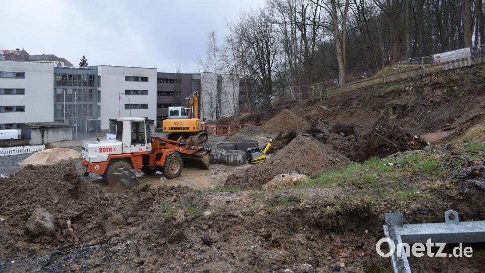 Am Freitag erfolgte der Spatenstich für die neue Zweifachturnhalle der Mittelschule Tirschenreuth. Das 8-Millionen-Euro-Projekt ist der Auftakt zur Erweiterung und Sanierung der Schule in den kommenden Jahren. Die Turnhalle soll nach eineinhalb Jahren Bauzeit im Herbst 2024 fertig sein. Bild: szl