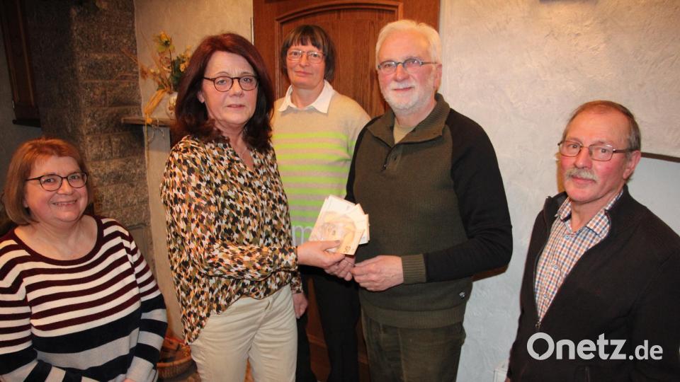 Eine Spende von 300 Euro überreichte der KLB-Kreisverband an Manfred Kellner vom Diözesanverband, der dieses Geld an Projekte in Senegal weiterleiten wird. Von links Sandra Zölch, Angelika Franz, Elisabeth Rickauer, Manfred Kellner und Bernhard Bäuml. Bild: kro