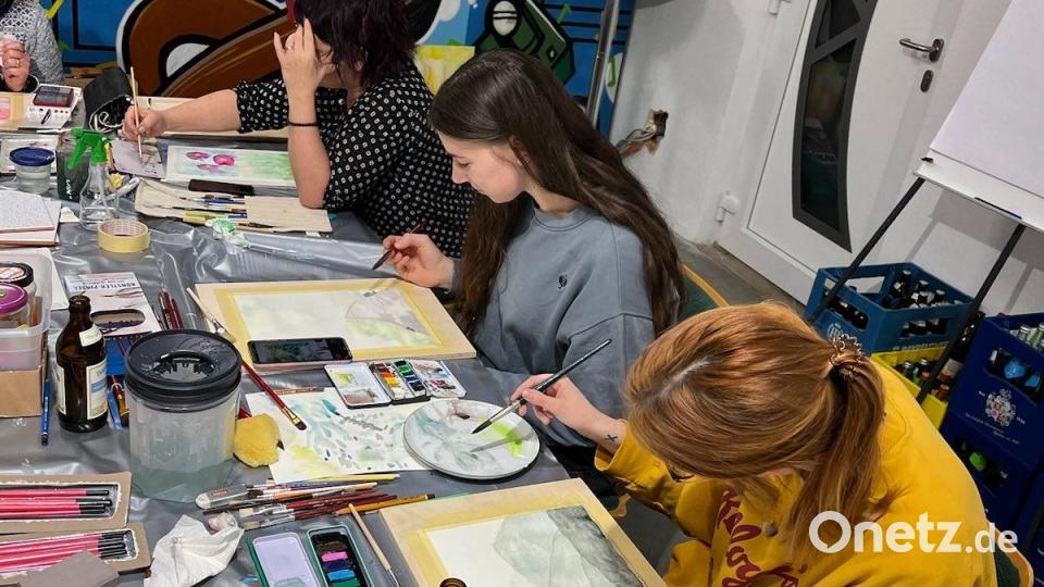 Aquarelle und abstrakte Kunst erstellten die Kursteilnehmer in der Kunstwerkstatt des „Kukuve“. Bild: Petra Thomas/exb