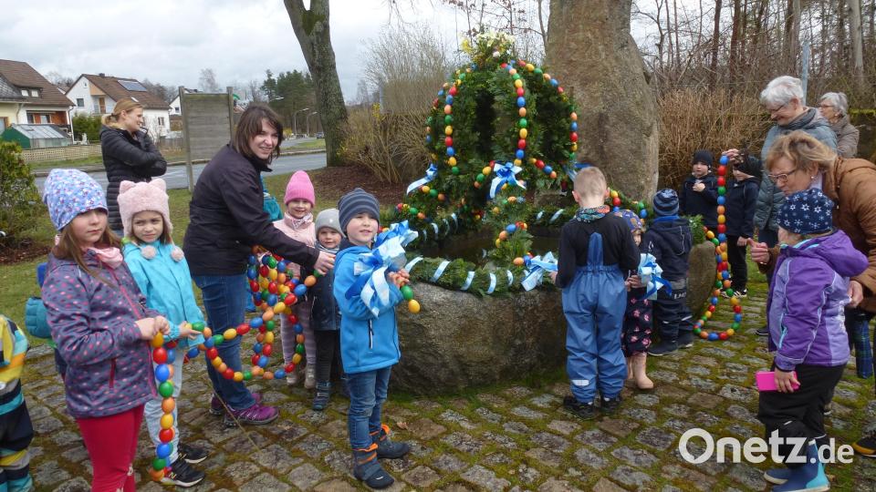 Nach dreijähriger Pause konnte die traditionelle Osterbaum-Aufstellungsfeier wieder stattfinden. Bild: bk