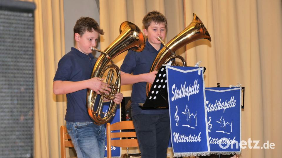 Felix Kunz (links) und Sebastian Grillmeier beim Vorspielen. Bild: Stadtkapelle Mitterteich/exb