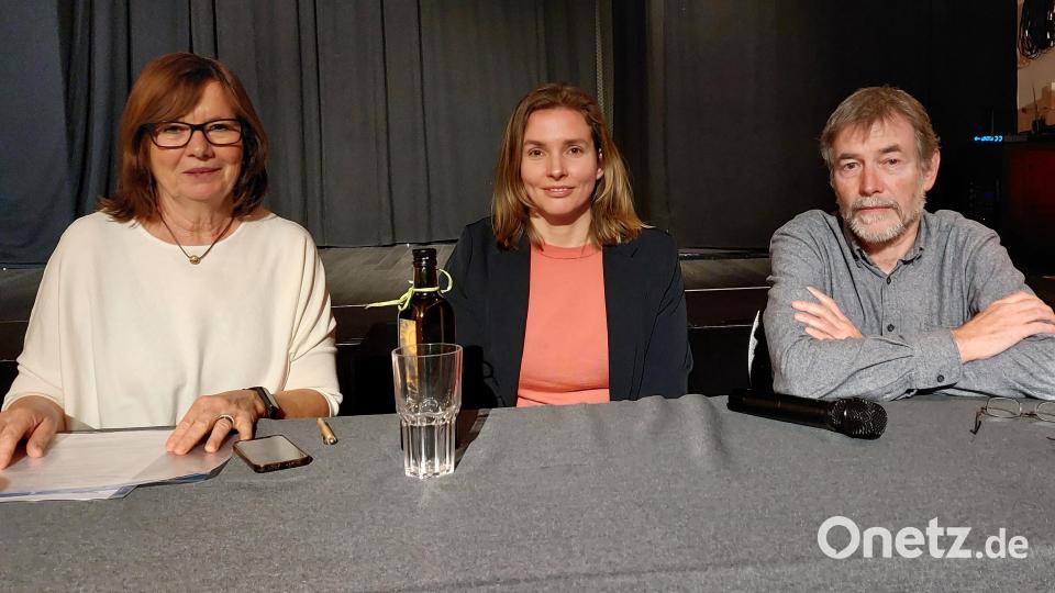 Das Podium bildeten (von links) Moderatorin Gabi Mutzbauer, die Spitzenkandidatin der Grünen für die Landtagswahl, Laura Weber, und Diplom-Physiker Christian Küppers. Bild: mfh