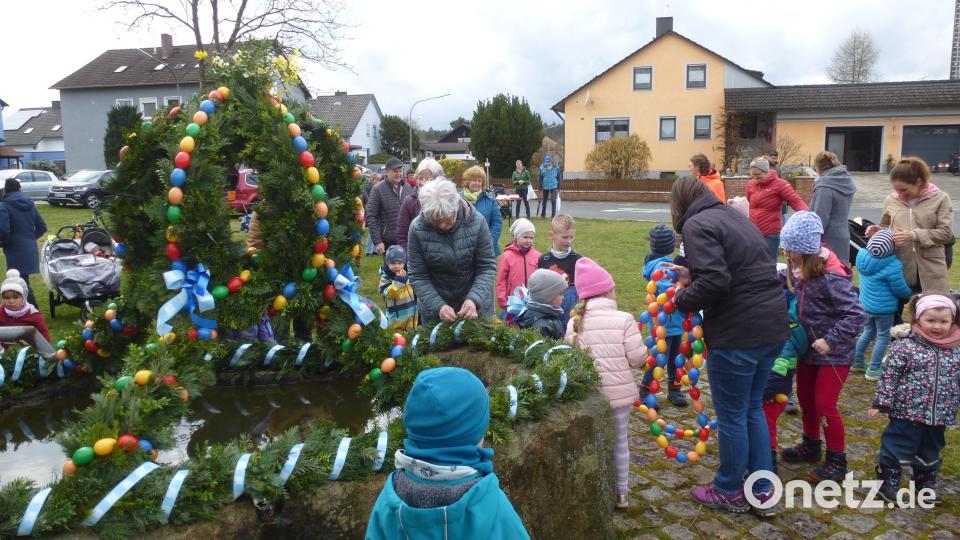 Nach dreijähriger Pause konnte die traditionelle Osterbaum-Aufstellungsfeier wieder stattfinden. Bild: bk