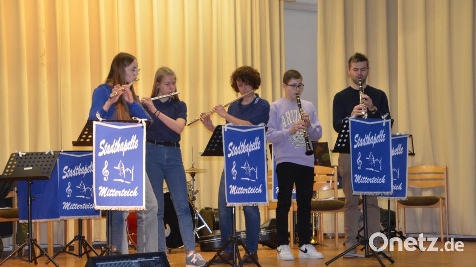 Sarah Schedl, Elisa Fröhlich, Christa Hinz, Simon Schedl, Thomas Wührl (von links) beim Vorspielnachmittag im Josefsheim. Bild: Stadtkapelle Mitterteich/exb