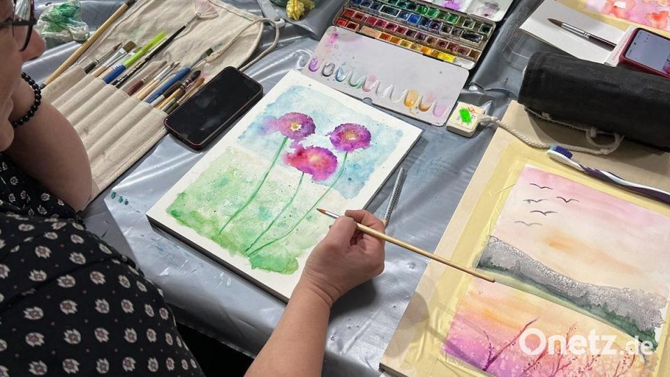 Kursteilnehmerinnen probieren sich in Aquarell und abstrakter Kunst aus. Bild: Petra Thomas/exb