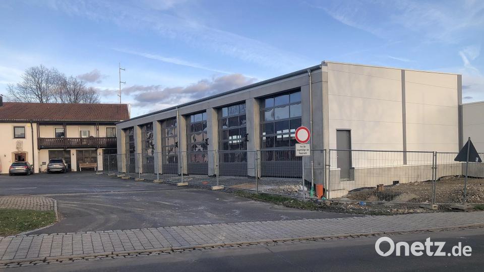 Die Bauarbeiten am Gerätehaus der Feuerwehr Wiesau neigen sich dem Ende entgegen. Mit dem Einzug einiger Fahrzeuge und Geräte in den Erweiterungsbau (rechts) endet die Raumnot am Feuerwehrstandort Wiesau. Bild: wro