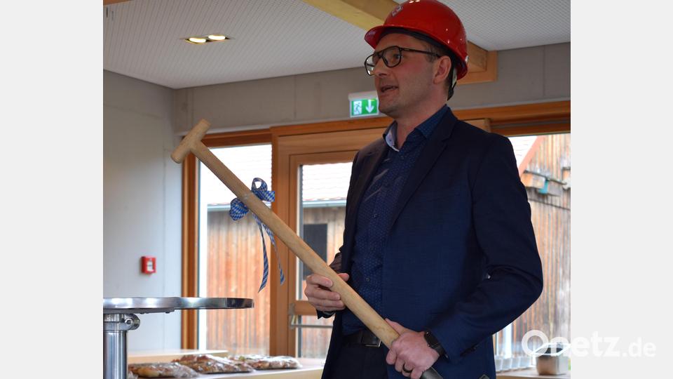 Rektor Jürgen Bayer trat mit Bauhelm und Spaten ans Rednerpult. Als Rektor freut er sich, die Pläne mit entwickeln zu dürfen. Bild: szl