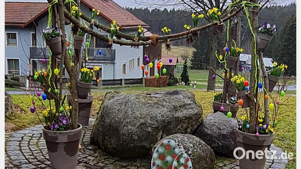 Der diesjährige Osterbrunnen im Dorf Altglashütte. Bild: Andrea Träger/exb
