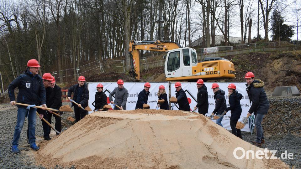 Ärmel hochkrempeln und alle an einem Strang ziehen, das ist die Devise für die kommenden Jahre. Beim Spatenstich: Bauamt-Projektverantwortlicher Lutz Zangl, Dritter Bürgermeister Norbert Schuller, Zweiter Bürgermeister Peter Gold, Andreas Sebald (Architekturbüro Heid + Heid), Veronika und Florian Sirch (Baufirma Roth), Stadtbaumeister Andreas Ockl, Gina Lankes (Architekturbüro Beer), Bürgermeister Franz Stahl, Rektor Jürgen Bayer, Hausmeister Hans Bauer, Konrektorin Cornelia Heller-Trinks, Kämmerer Harald Eckstein. Bild: szl