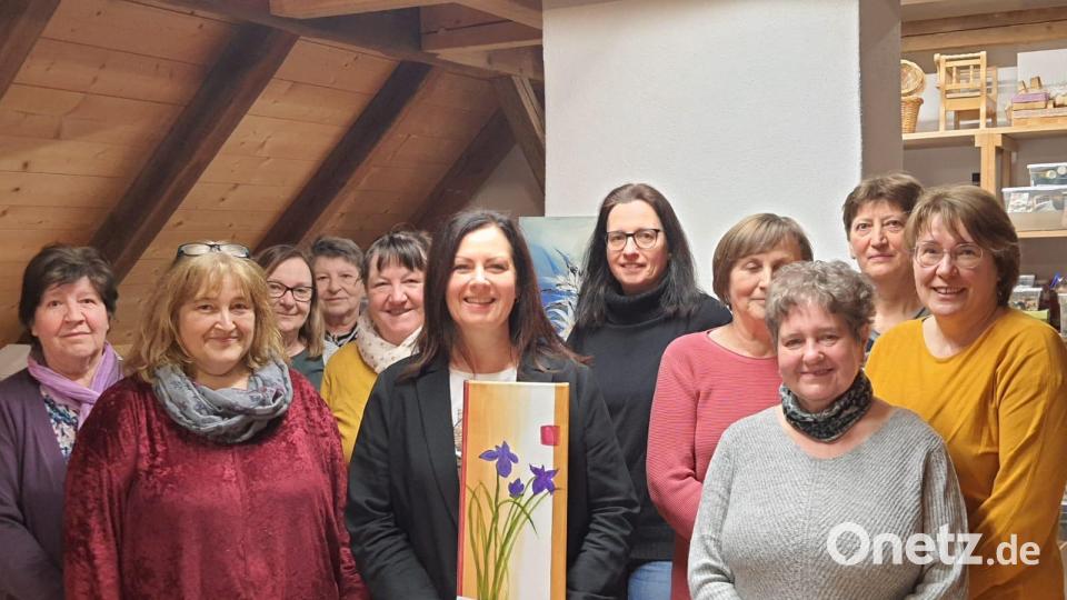 Die Bastelgruppe der Katholischen Landvolkbewegung Wernersreuth überreichte eine Spende von 600 Euro an Claudia Grillmeier, der Schirmherrin der Aktion Lichtblicke im Landkreis Tirschenreuth. Bild: Brigitte Meyer/exb