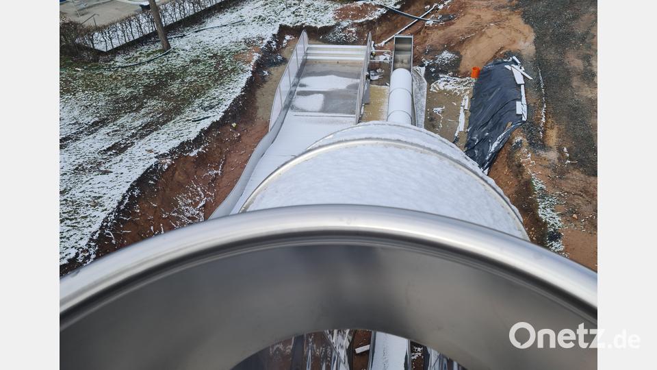 Steil geht es über die 30 Meterlange Freefall-Rutsche hinab. Dazu hat man einen tollen Ausblick über das Waldbad. Bild: sne