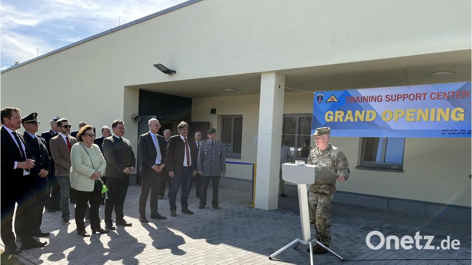 Brigadegeneral Joseph Hilbert (am Rednerpult), Kommandeur des 7. US-Armee Ausbildungskommandos, begrüßt die Ehrengäste zum „Grand Opening“ des Trainingsunterstützungszentrums. Bild: mor