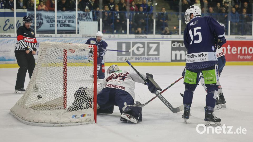 Szenen vom dritten Spiel im Play-off-Viertelfinale zwischen den Blue Devils Weiden und den Hannover Indians. Bild: Tobias Neubert
