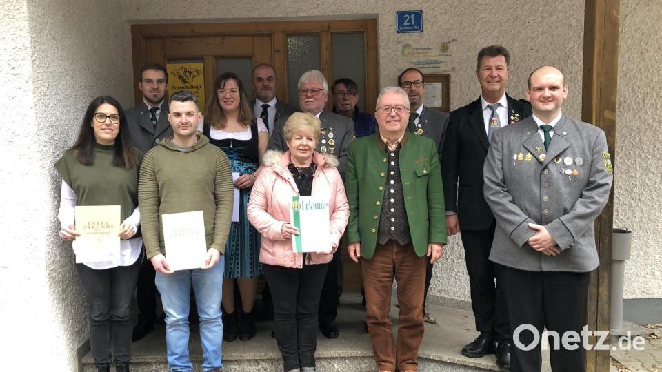 Ein Höhepunkt der Jahreshauptversammlung war die Ehrung langjähriger Mitglieder von Fortuna Schönhaid. Den Jubilaren gratulierten (von rechts) Schützenmeister Florian Greil, Gauschützenmeister Manfred Zölch und Bürgermeister Toni Dutz (Vierter von rechts). Bild: wro