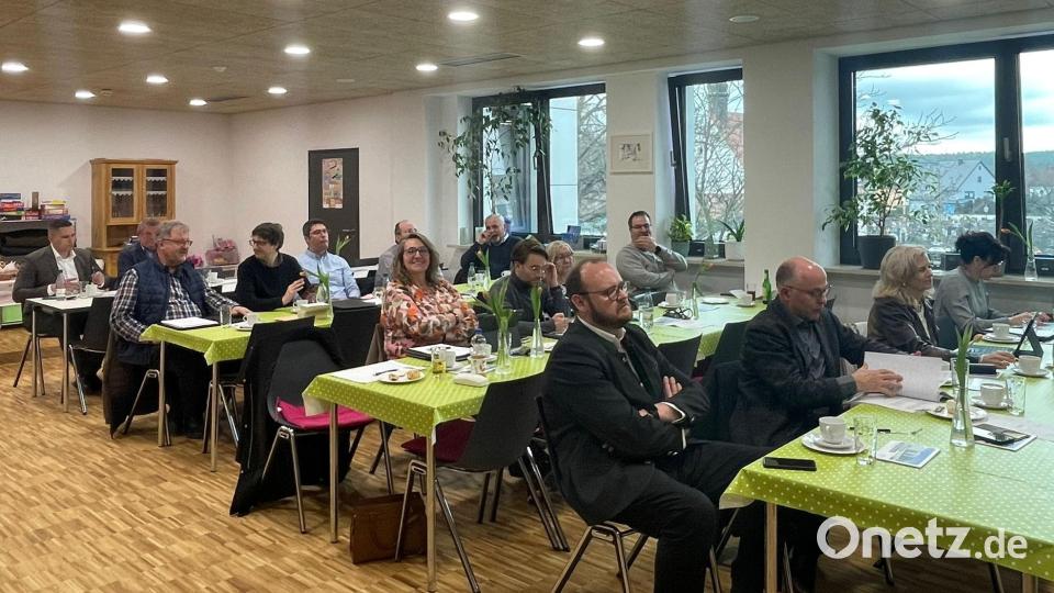 Zur Fraktionssitzung und zum Informationsaustausch trafen sich die CSU-Kreisräte mit Landrat Andreas Meier in den Räumen des Mehrgenerationenhauses in der neu sanierten Stadthalle in Grafenwöhr. Bild: mor