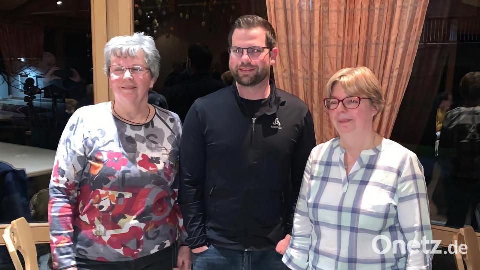 Stefan Kett hatte eine Spende von 400 Euro mitgebracht; die Vorsitzende Gabi Mois (rechts) und Kassiererin Angelika Bodensteiner sicherten zu, das Geld im Sinne von Ketts Großeltern für die Pflege der Kinderspielplätze zu verwenden. Bild: exb/Siedlergemeinschaft Theisseil