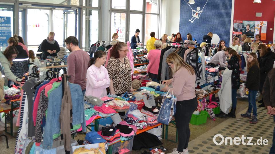 Auf sechzig Tischen wurden Bekleidung, Schuhe, Spielsachen und vieles mehr angeboten. Bild: kki