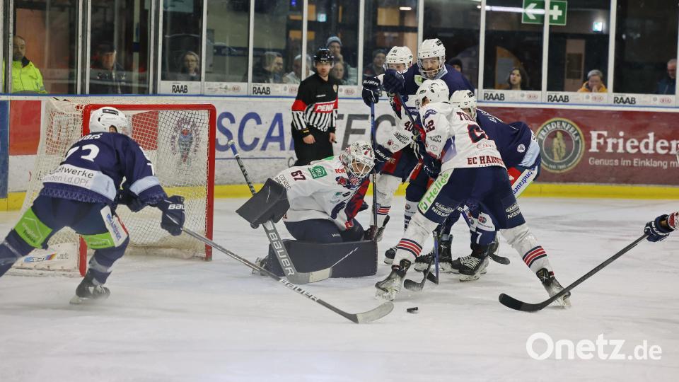 Szenen aus dem dritten Spiel im Play-off-Viertelfinale zwischen den Blue Devils Weiden und den Hannover Indians. Bild: Tobias Neubert