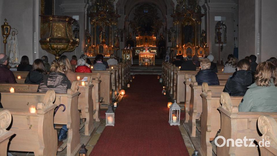Kerzen leuchteten am Freitagabend in der Pfarrkirche Leonberg, in der Taizé-Lieder erklangen. Bild: jr