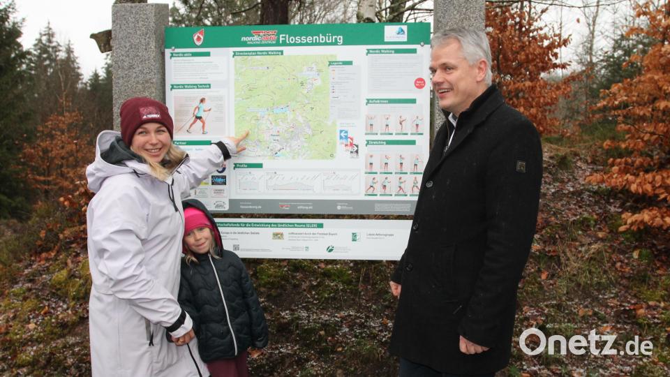 Laura Frenzel und Bürgermeister Thomas Meiler freuen sich über das neue Aushängeschild der Gemeinde. Bild: pi