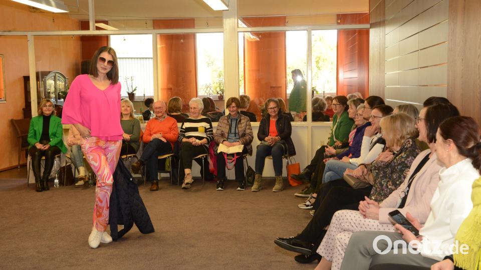 Im breiten Angebot des Modehauses Ingeborg Fladerer ist für jeden Anlass, für jede Festlichkeit, für Business und Freizeit das ideale Outfit für die Frau zu finden. Der Beifall der Besucherinnen zeigte, dass die gezeigte Mode "richtig gut angekommen" ist. Bild: bey