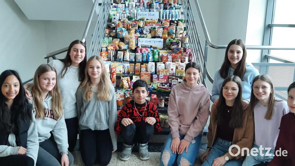 Schüler bauten die gespendeten Lebensmittel auf dem gesamten Treppenaufgang im Schulgebäude der Realschule auf, um die Dimension zu zeigen. Bild: dob