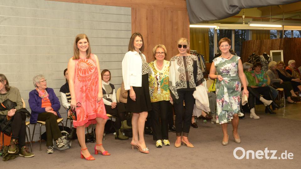 Zum Abschluss der Modeschau zeigt sich Ingeborg Fladerer nochmals freudig und dankbar über die positive Reaktion der Gäste gemeinsam mit den Models. Bild: bey