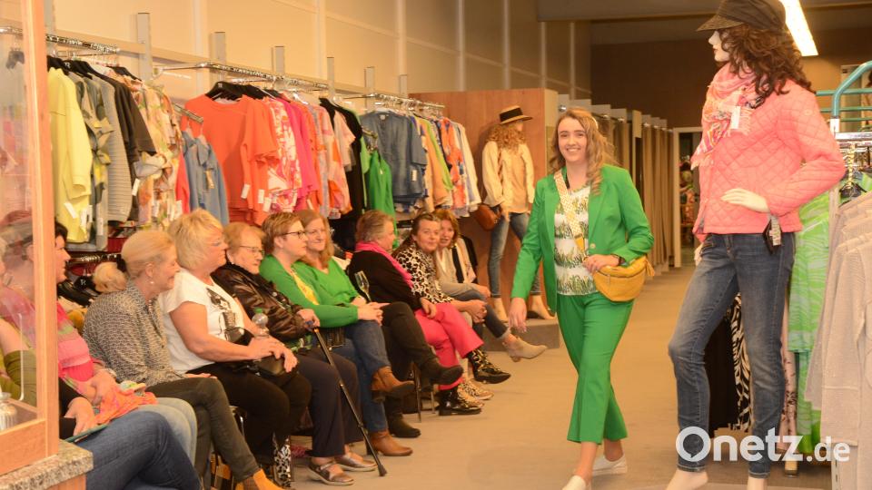 Das gesamte Modehause Fladerer war zum großen Laufsteg umfunktioniert worden. Die Gäste geizten nicht mit Beifall für die Models. Bild: bey