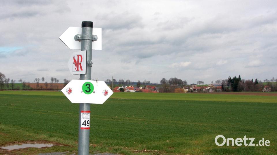 Hinaus in die Natur: An der Gemeindegrenze Wiesau/Fuchsmühl, nahe der bewaldeten Anhöhe Geißbühl, hat der Wanderer die Qual der Wahl: Die rote Markierung verweist auf den Fuchsmühler Wanderweg, die grüne Markierung mit der Ziffer 3 auf das touristische Wegenetz der Marktgemeinde Wiesau. Bild: wro